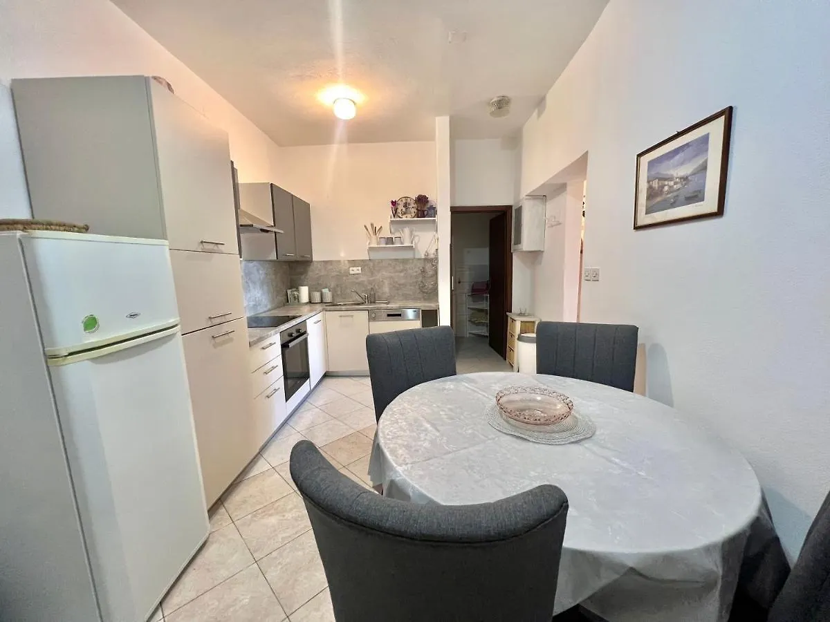Apartmani Zeleni Raj Dramalj 0*,  Croatia